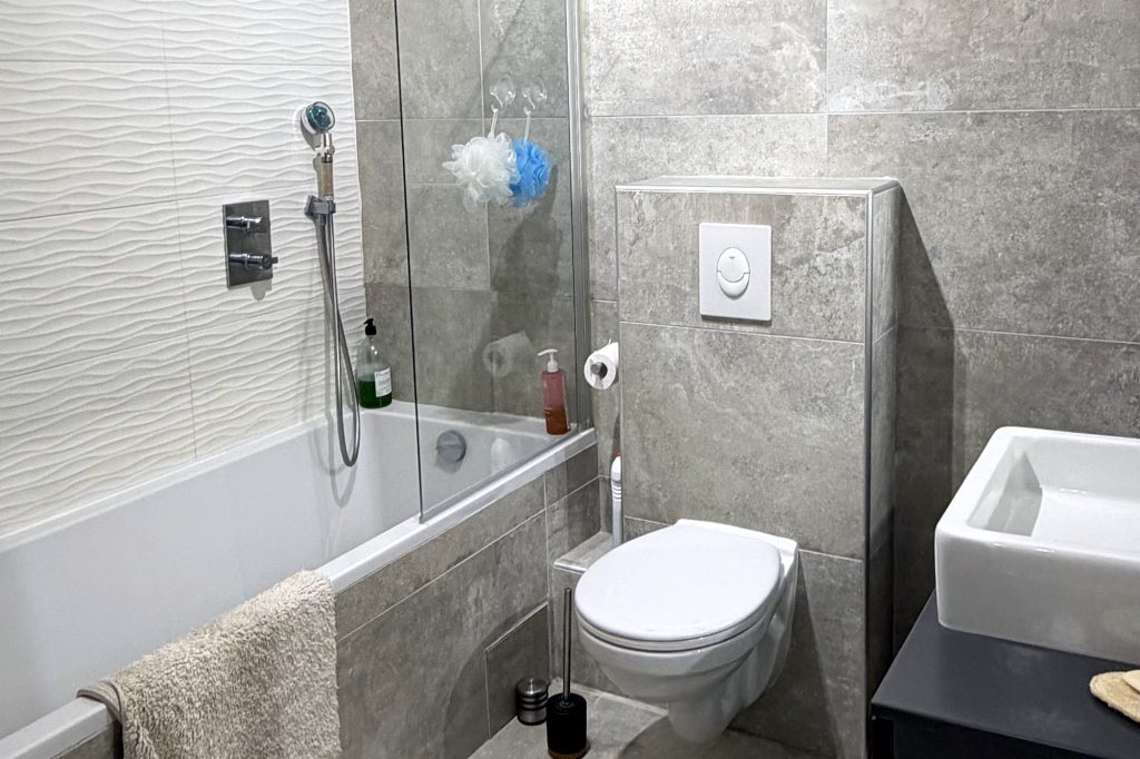 Salle de bains avec baignoire – appartement T3 à vendre à Bastia Sud